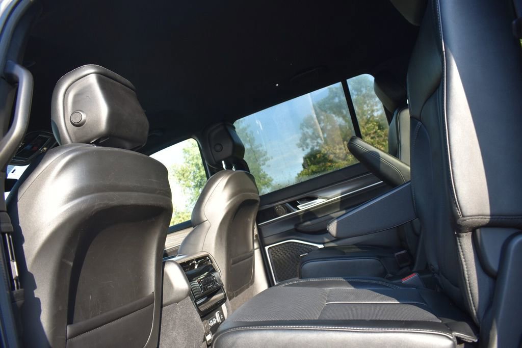 Used 2024 Jeep Wagoneer Series III AWD/4WD image 25