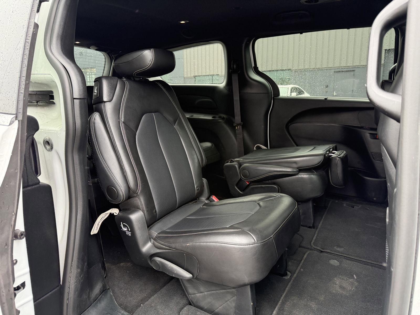 Used 2025 Chrysler Pacifica Select FWD image 12