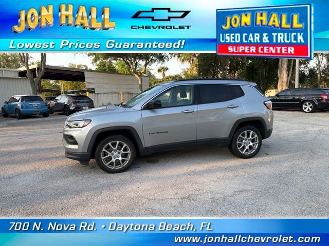 Used 2022 Jeep Compass Latitude image 3