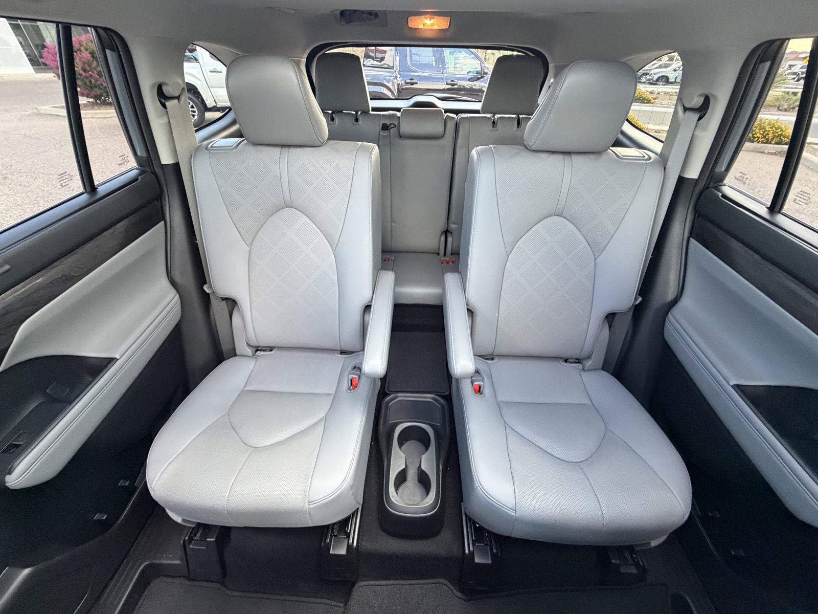Used 2021 Toyota Highlander Platinum FWD image 34