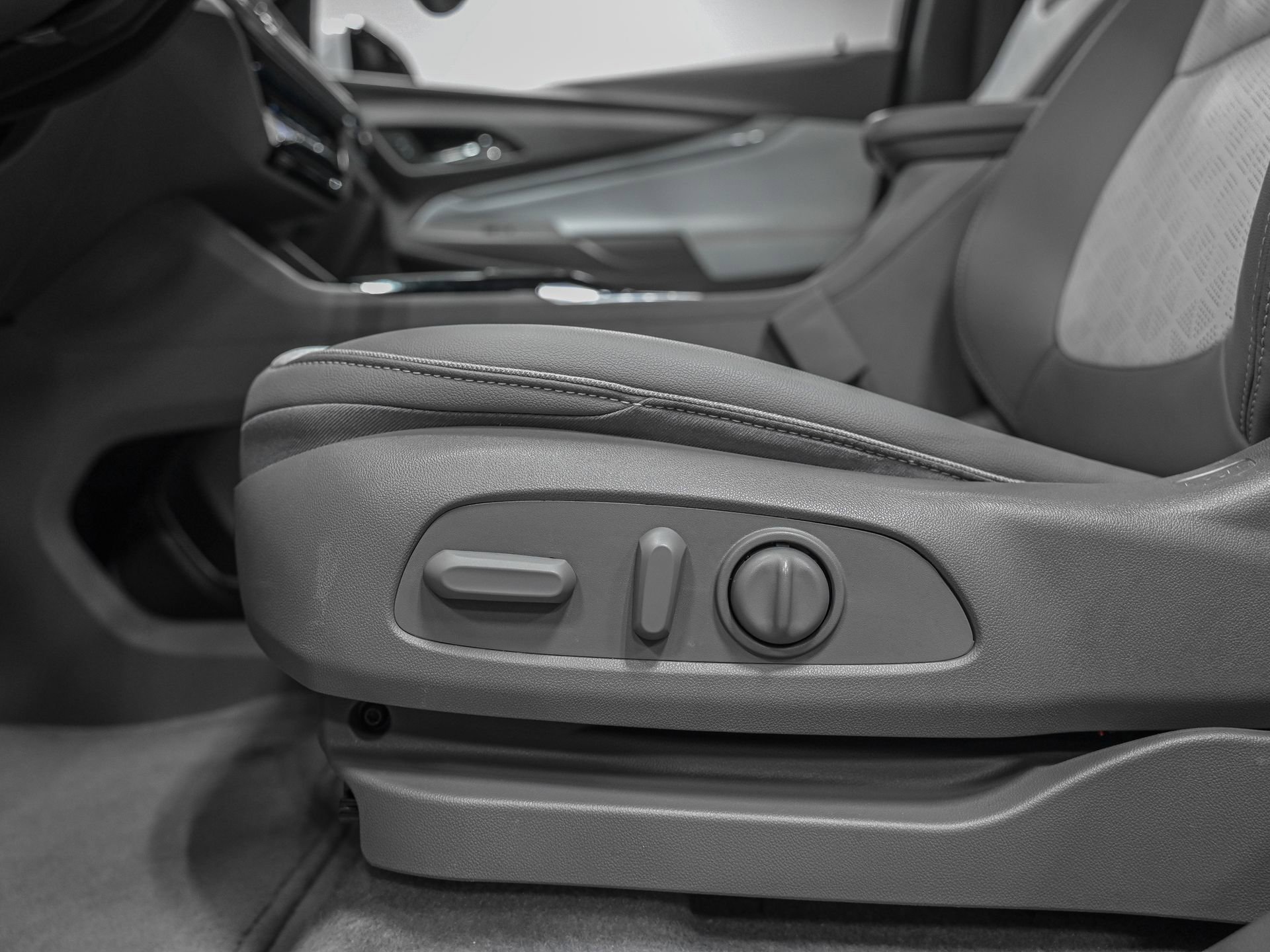 Used 2022 Chevrolet Bolt EUV Premier w/ Sun & Sound Package image 15