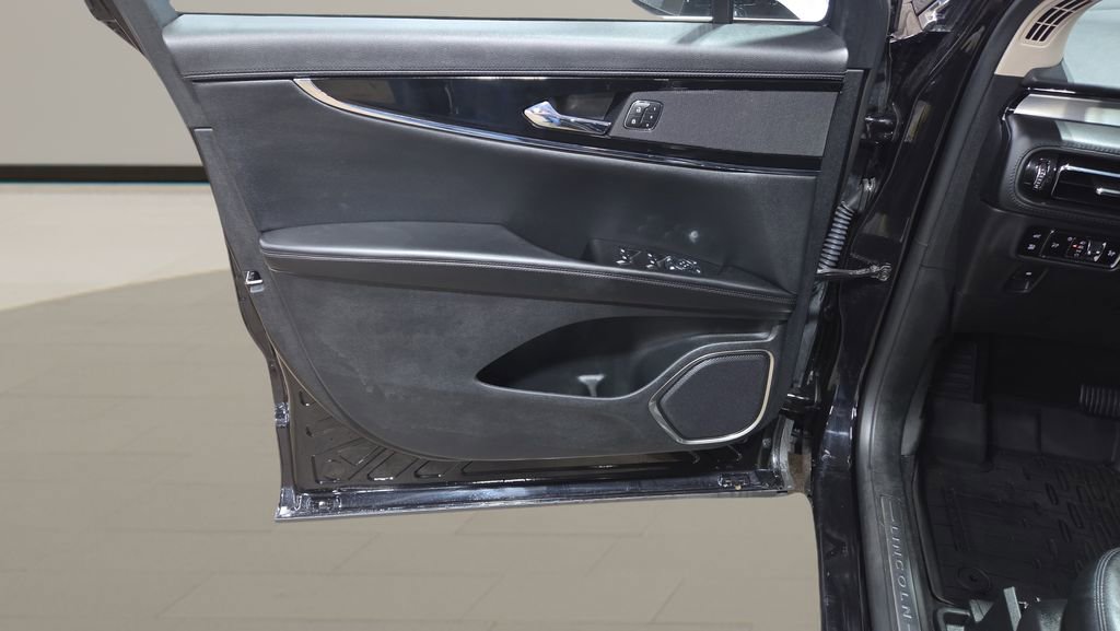 Used 2023 Lincoln Nautilus AWD image 8