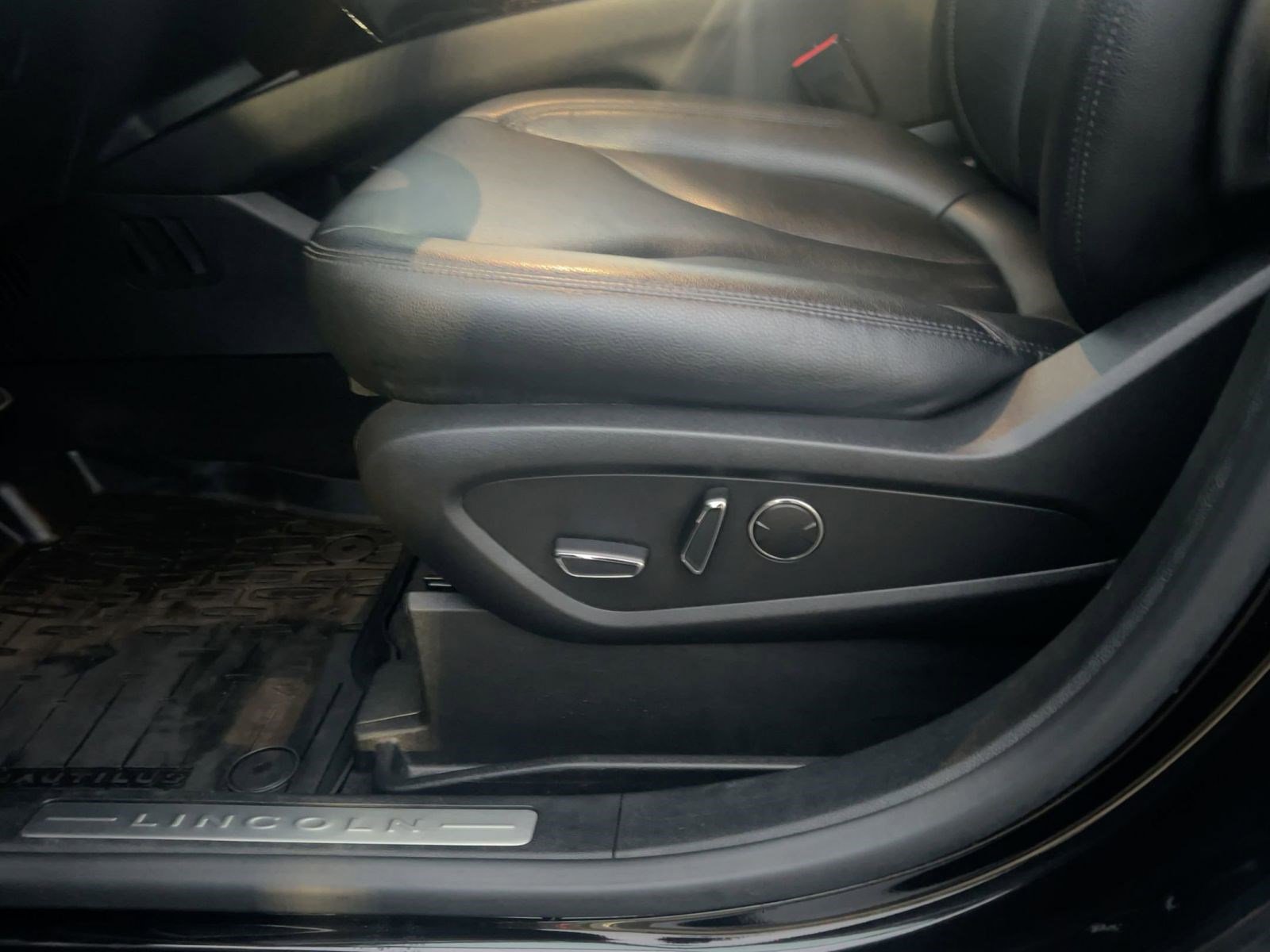 Used 2023 Lincoln Nautilus AWD w/ Premium Package image 13