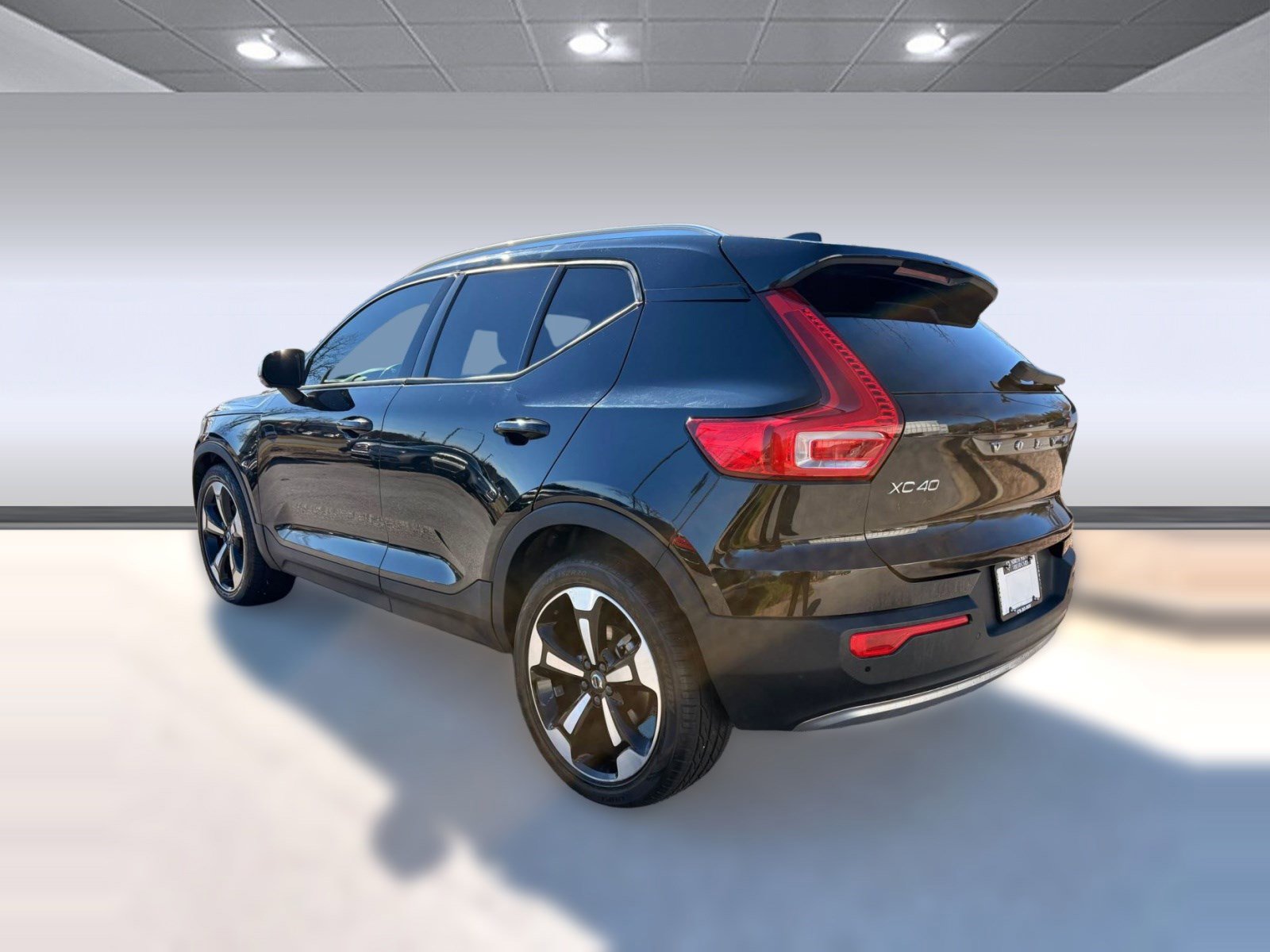 Used 2019 Volvo XC40 T5 Momentum image 3