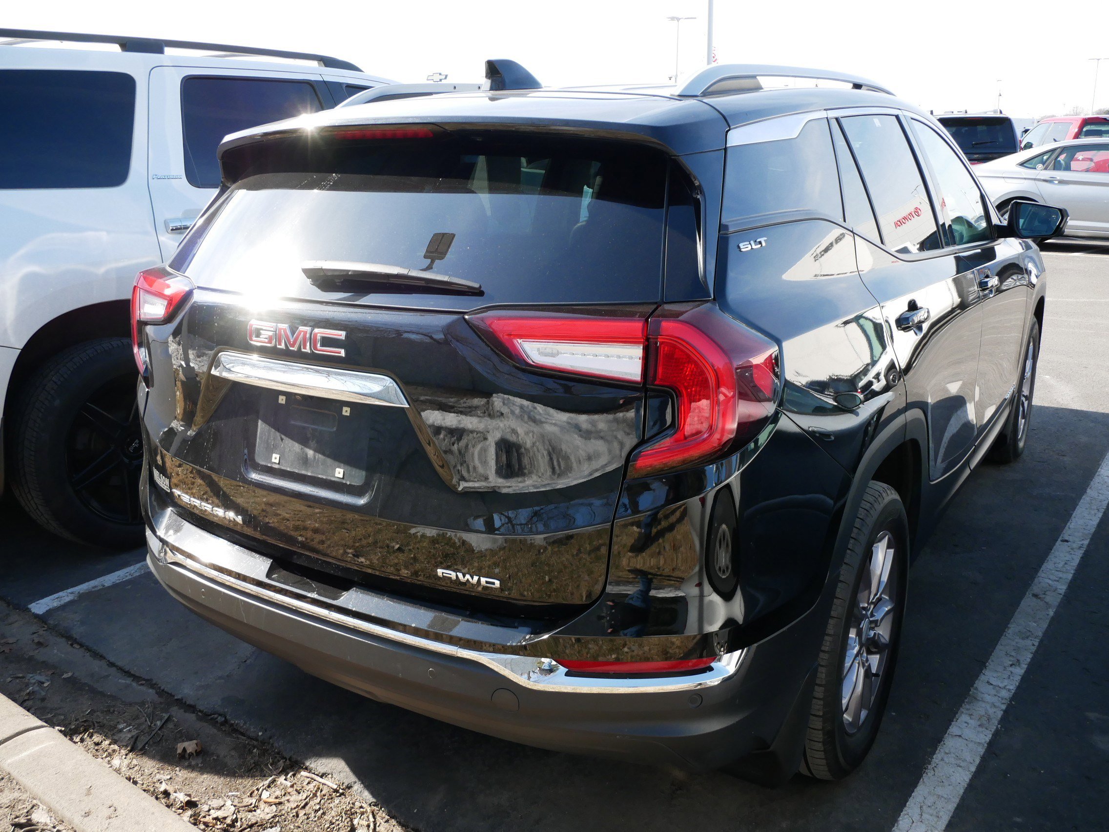 Used 2022 GMC Terrain SLT w/ Tech Package image 3