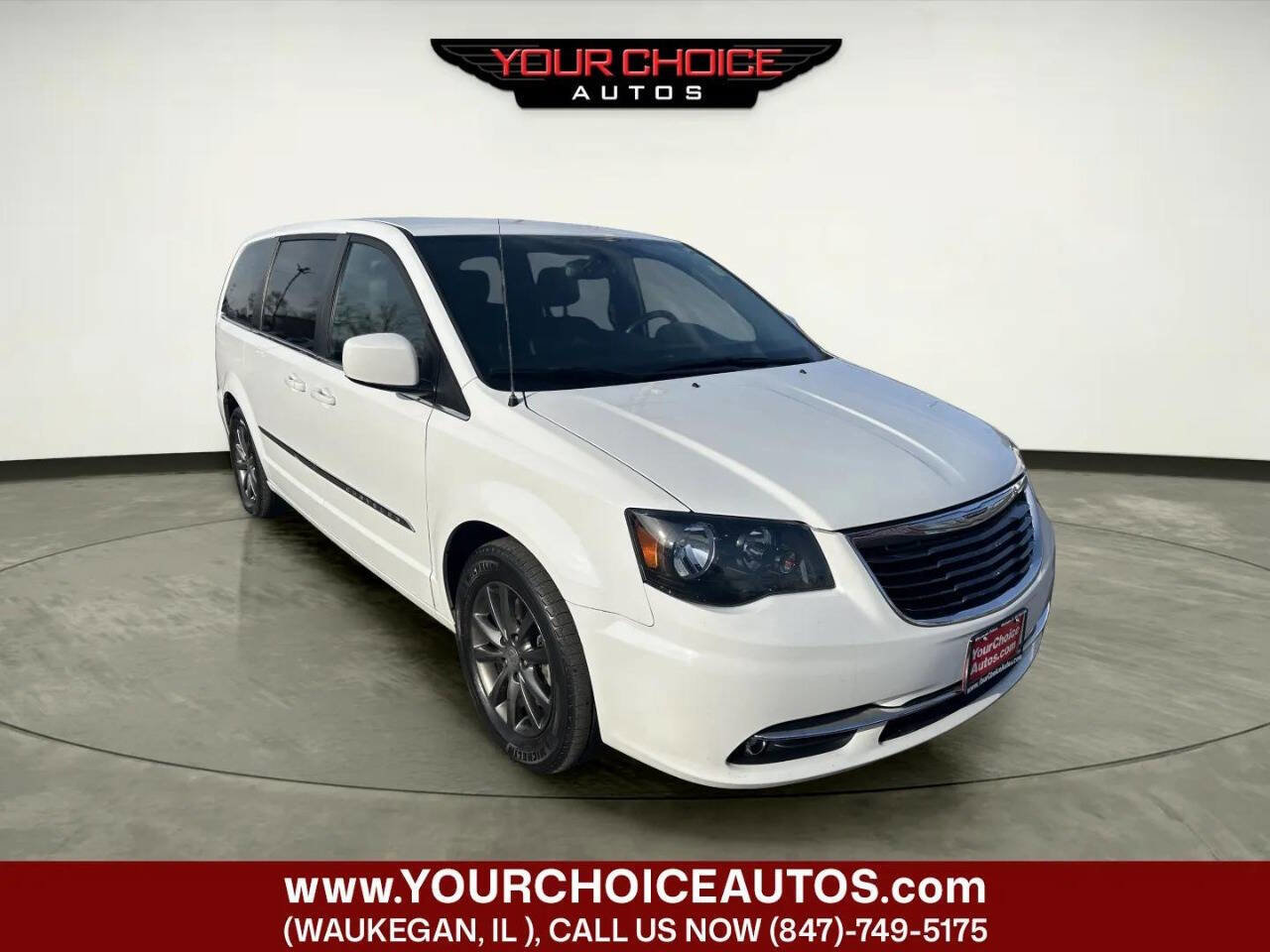 Used 2016 Chrysler Town & Country S FWD image 3
