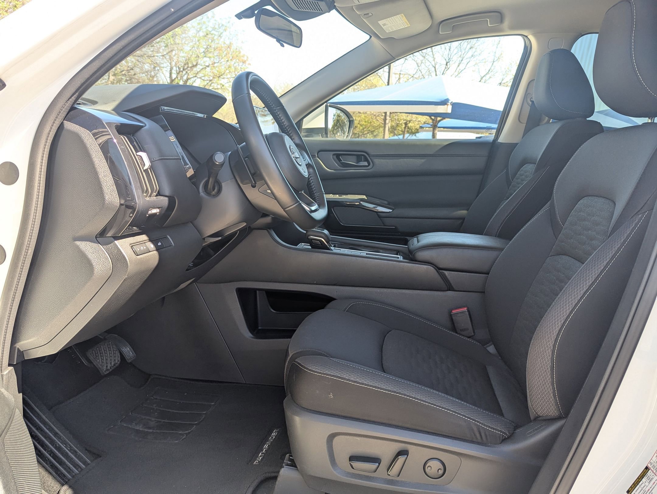 Used 2025 Nissan Pathfinder SV image 9