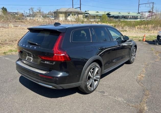 Used 2024 Volvo V60 B5 Cross Country Plus image 10