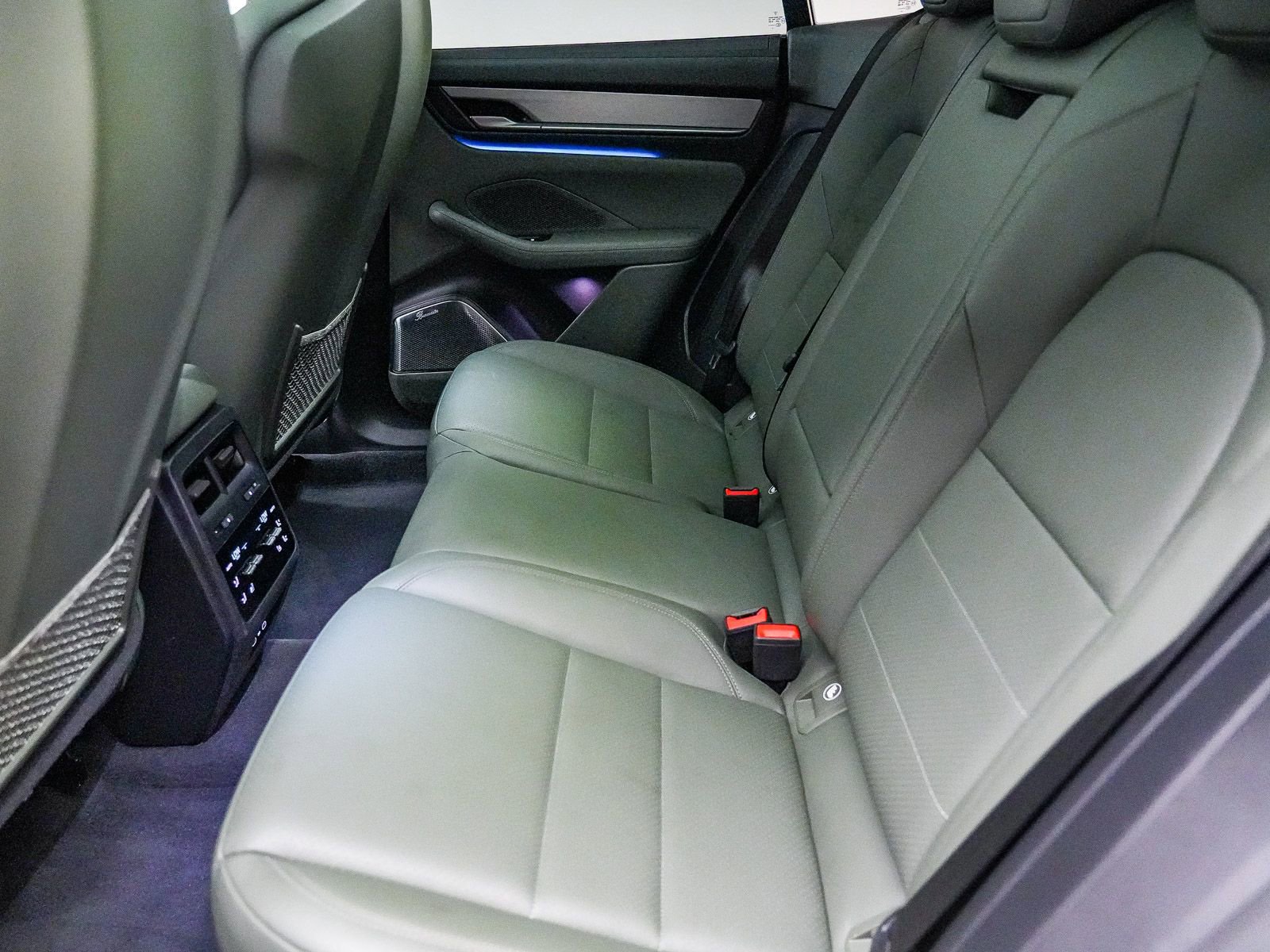 Certified 2025 Porsche Macan 4S Electric AWD/4WD image 21