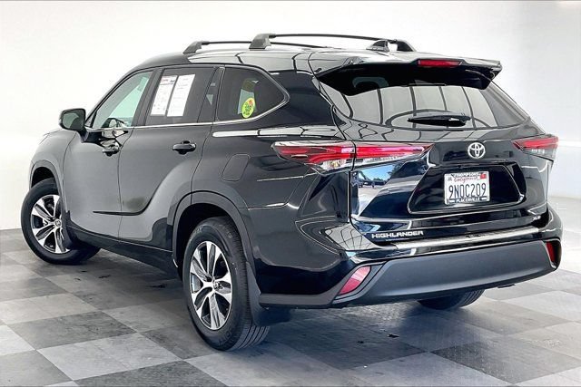 Used 2024 Toyota Highlander XLE FWD image 10