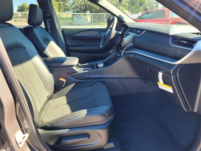 Used 2025 Jeep Grand Cherokee Altitude image 16