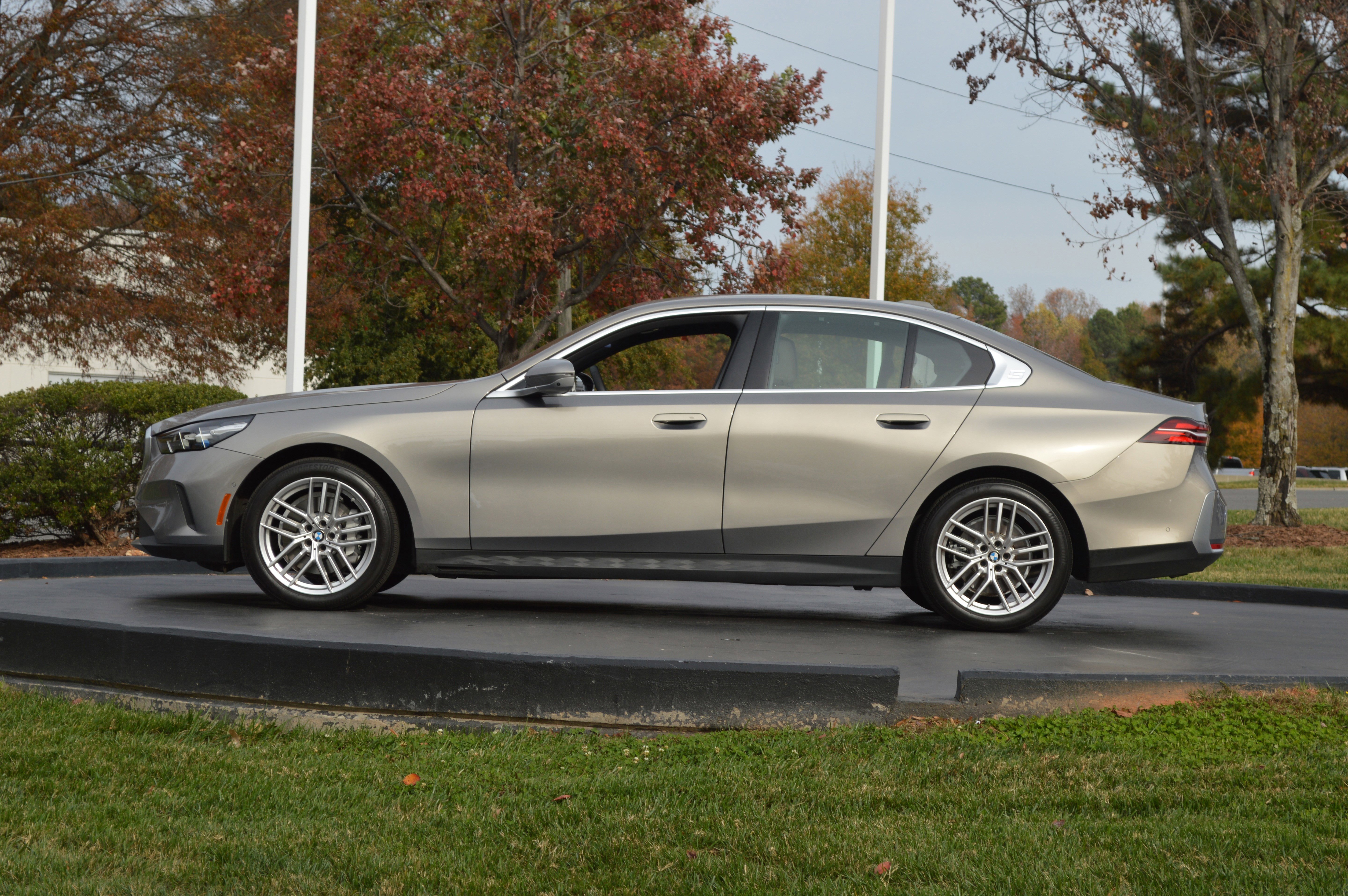 Used 2025 BMW 530i xDrive w/ Premium Package image 8