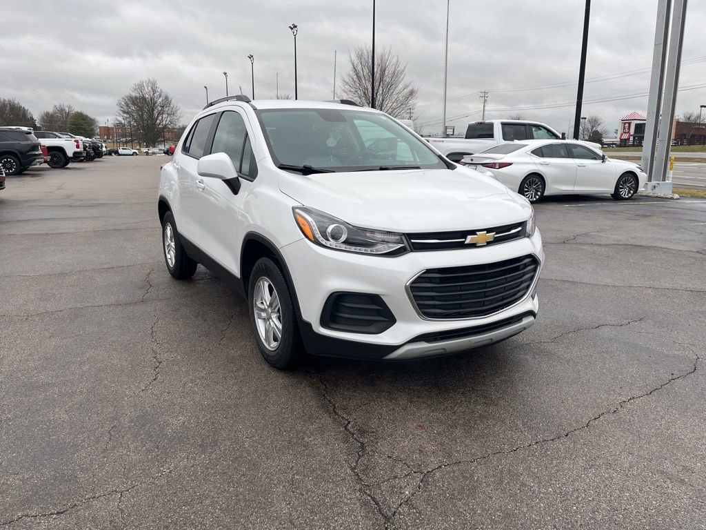 Used 2022 Chevrolet Trax LT w/ LT Convenience Package image 2