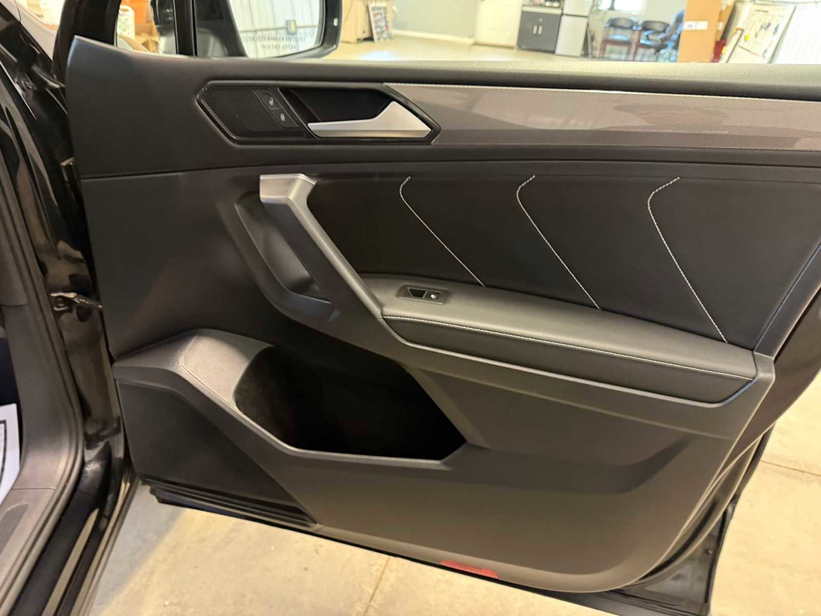 Certified 2022 Volkswagen Tiguan SE w/ Panoramic Sunroof Package AWD/4WD image 29