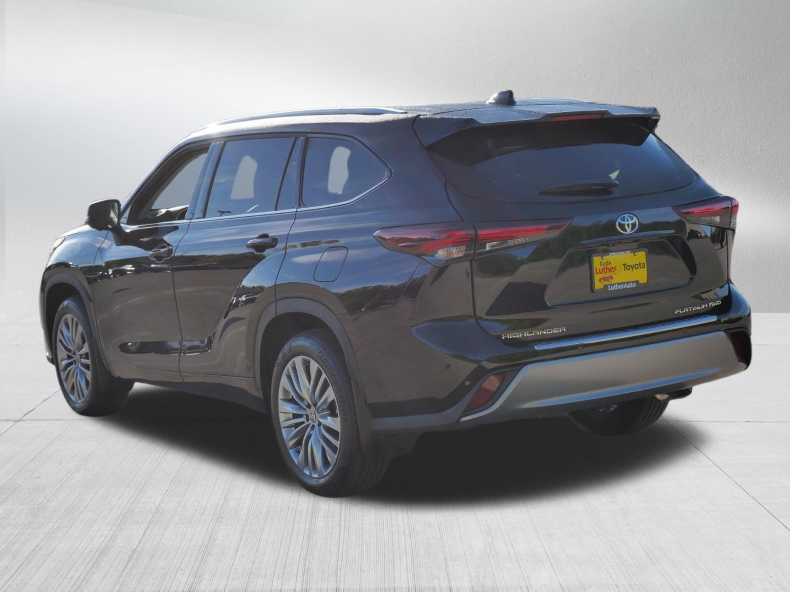 Certified 2026 Toyota Highlander Platinum AWD/4WD image 6