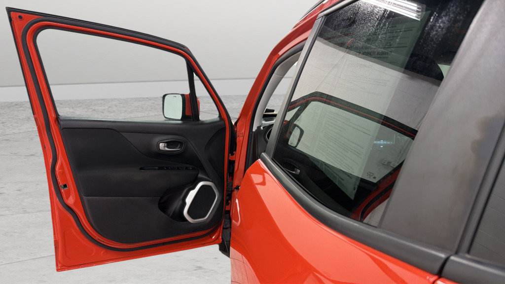 Used 2020 Jeep Renegade Latitude w/ Cold Weather Group FWD image 14