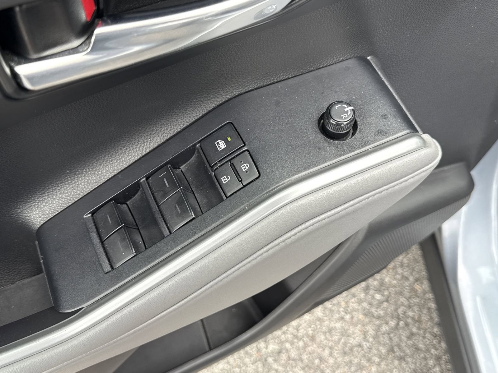 Used 2022 Toyota Highlander XLE FWD image 18