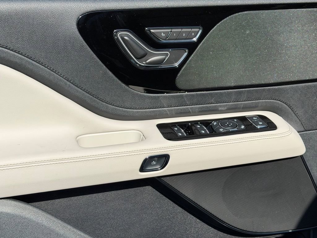 New 2026 Lincoln Aviator AWD w/ Jet Appearance Package image 14