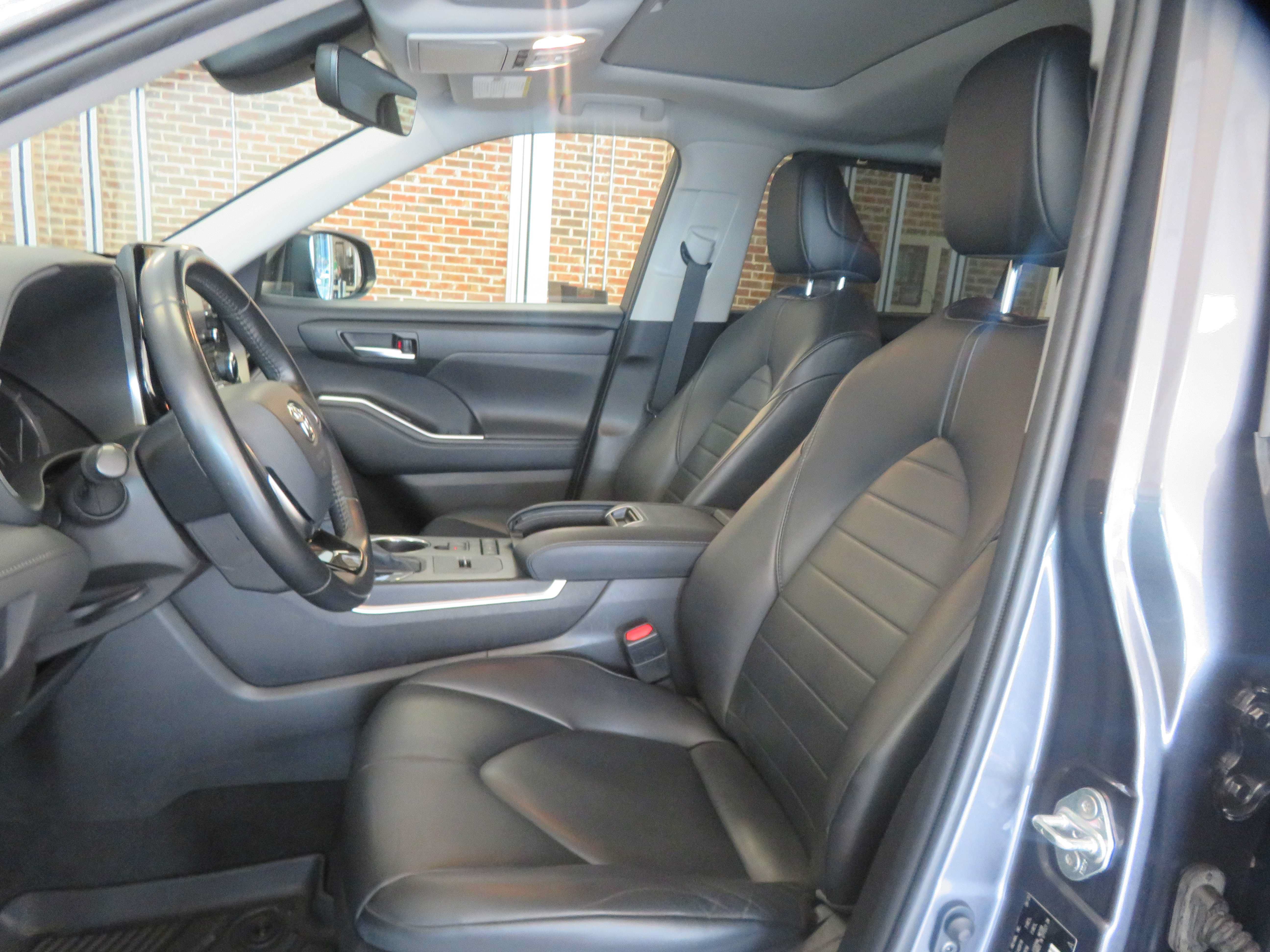 Used 2020 Toyota Highlander XLE FWD image 16