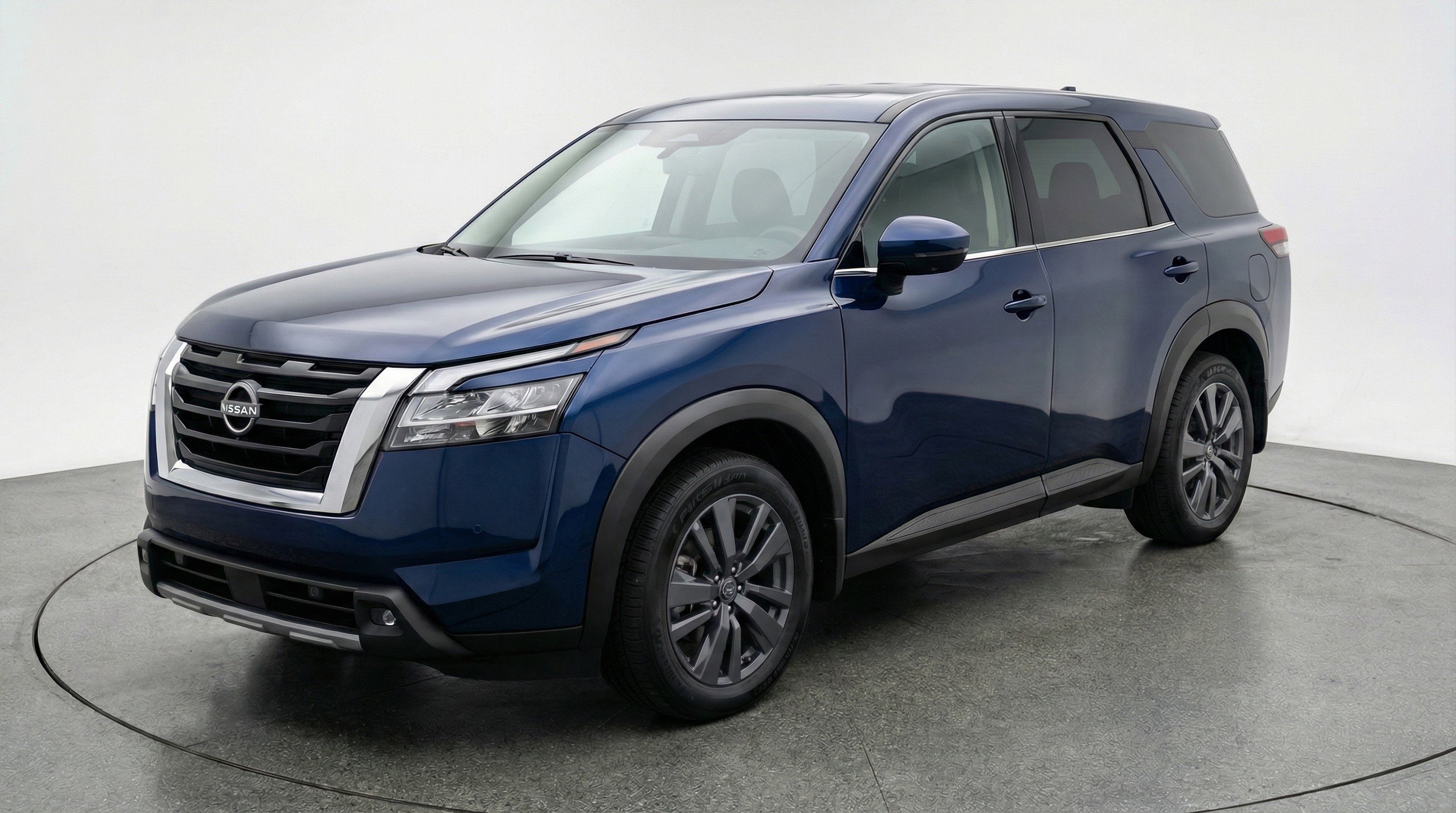 Used 2025 Nissan Pathfinder SV image 3