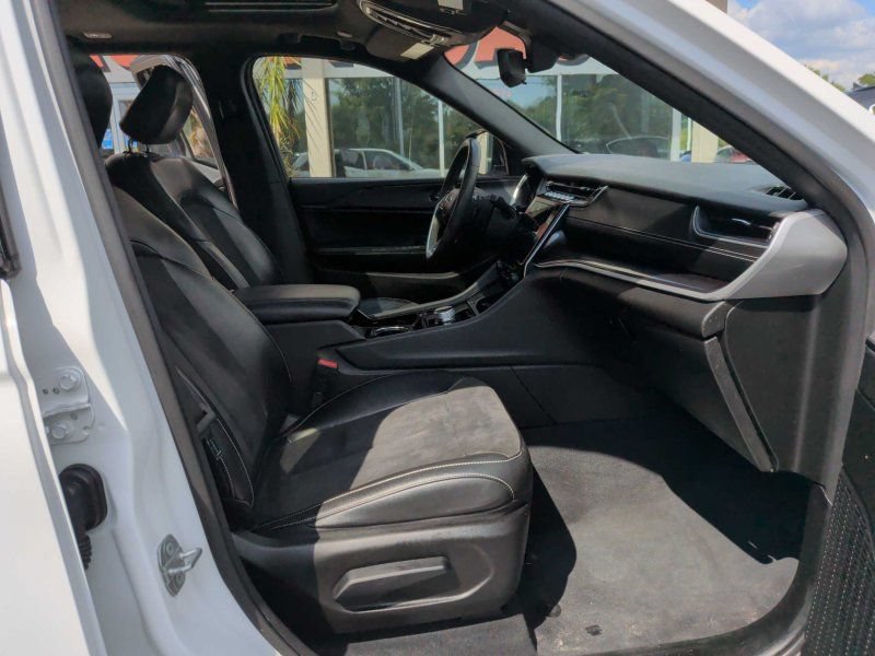 Used 2023 Jeep Grand Cherokee Altitude AWD/4WD image 6