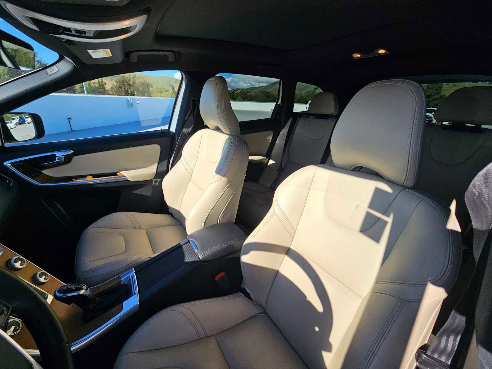 Used 2016 Volvo XC60 T6 Platinum w/ Climate Package image 17