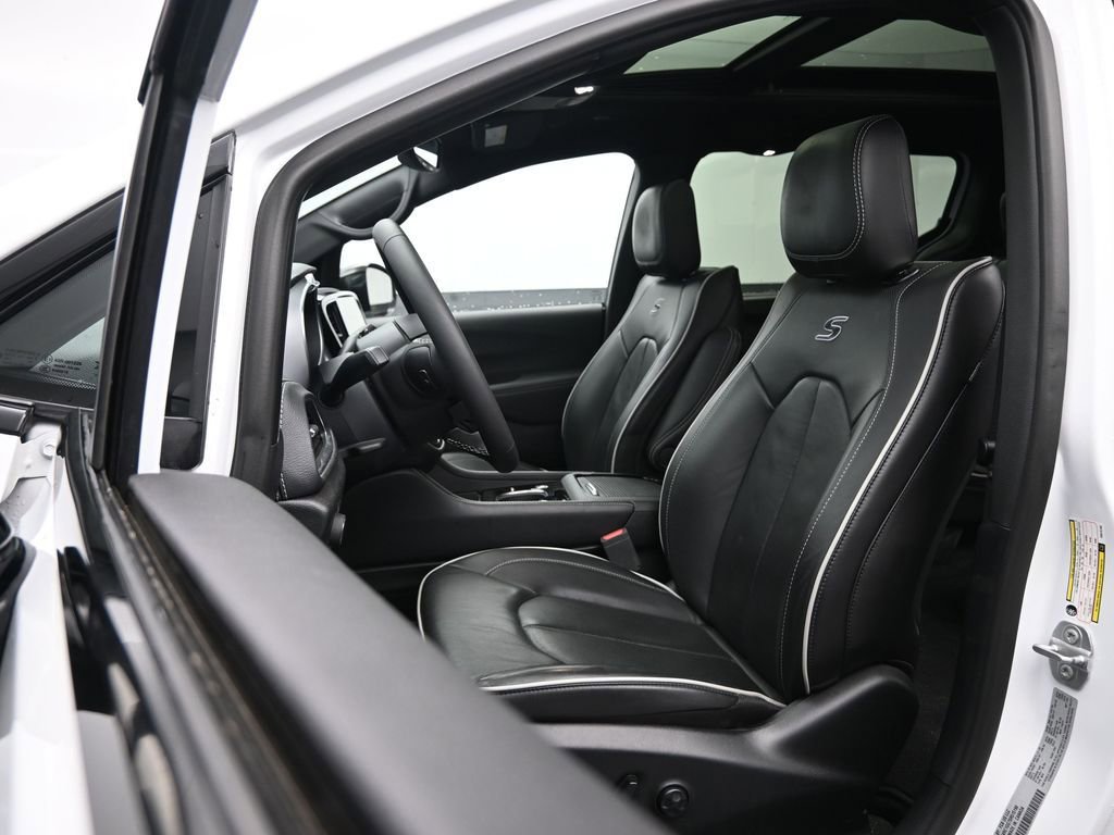 Used 2025 Chrysler Pacifica Limited FWD image 27