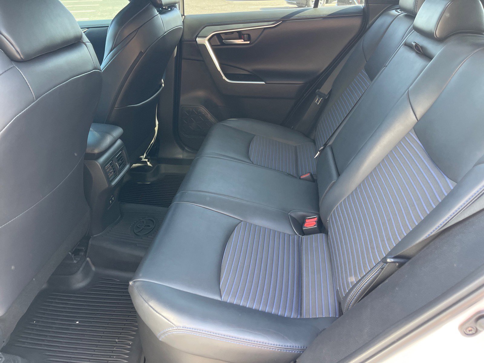 Used 2019 Toyota RAV4 XSE w/ XSE Weather Package AWD/4WD image 12