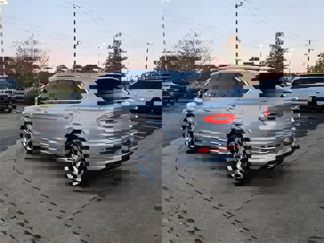 Used 2023 Bentley Bentayga Plug-In Hybrid image 6