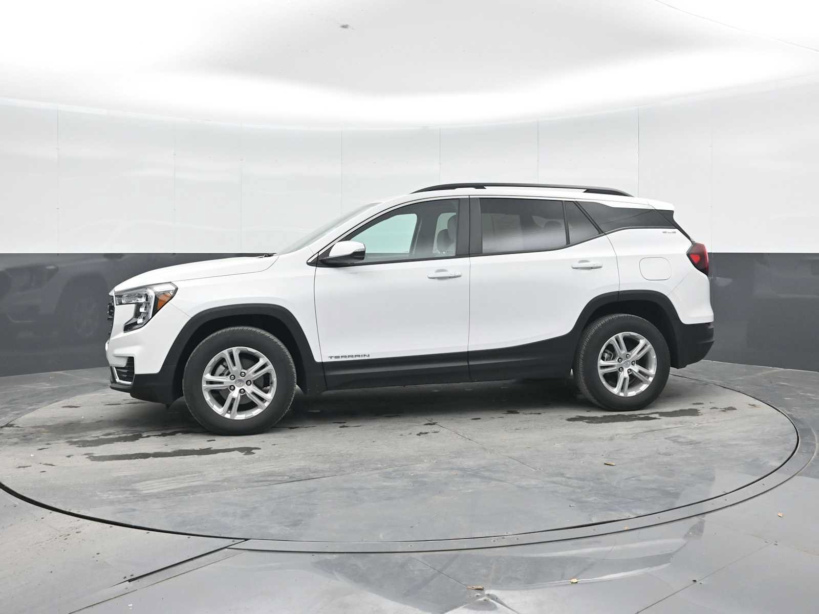 Used 2023 GMC Terrain SLE w/ Driver Convenience Package AWD/4WD image 4