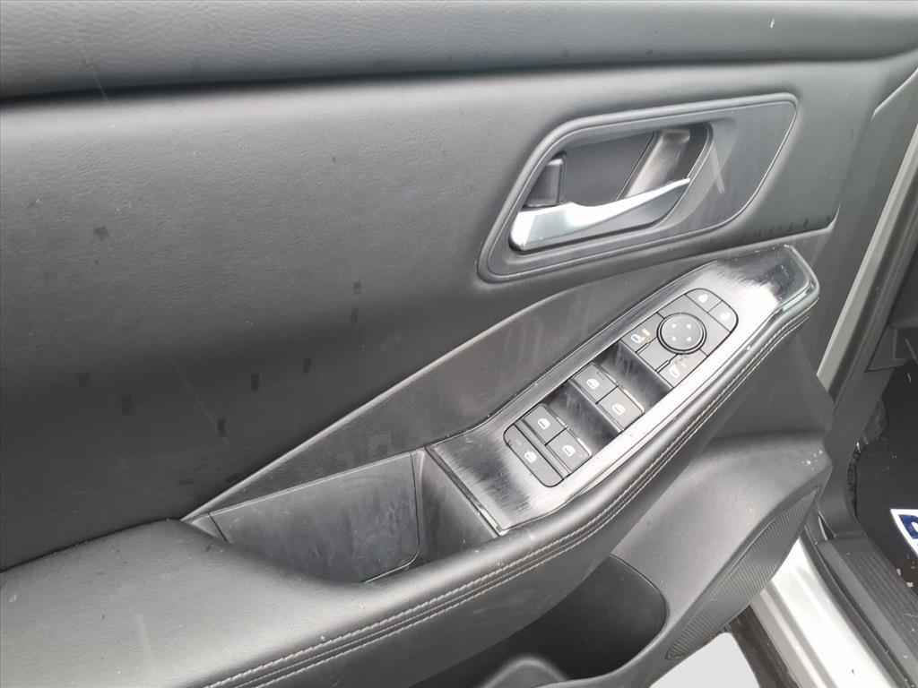 Used 2025 Nissan Rogue SV image 13