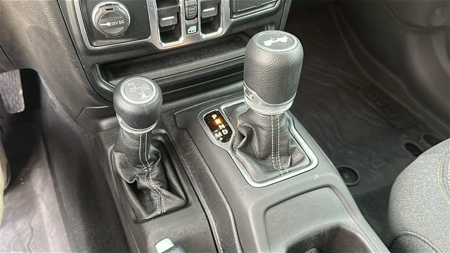 Used 2024 Jeep Wrangler Unlimited w/ Convenience Group AWD/4WD image 19