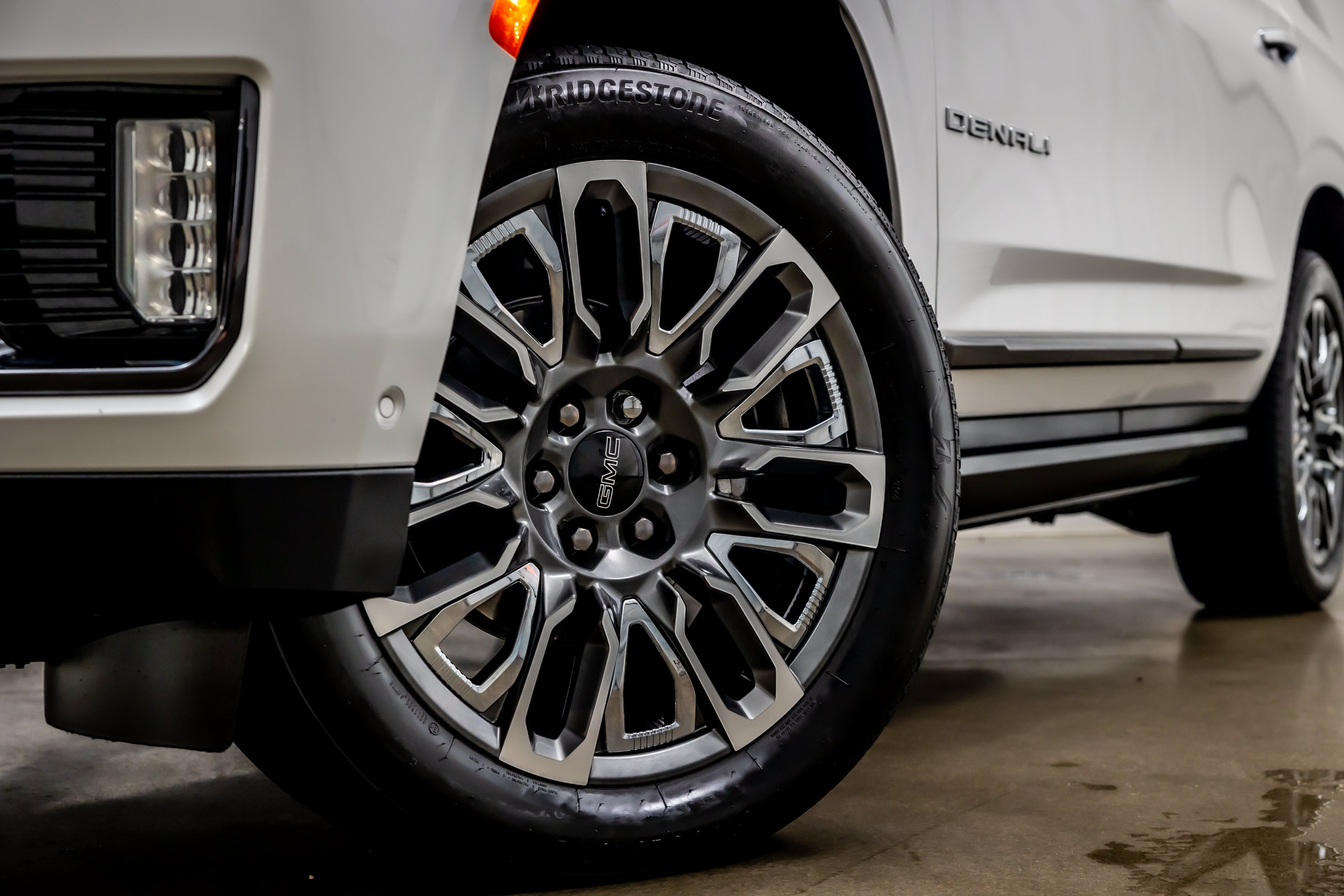 Used 2023 GMC Yukon Denali Ultimate AWD/4WD image 23