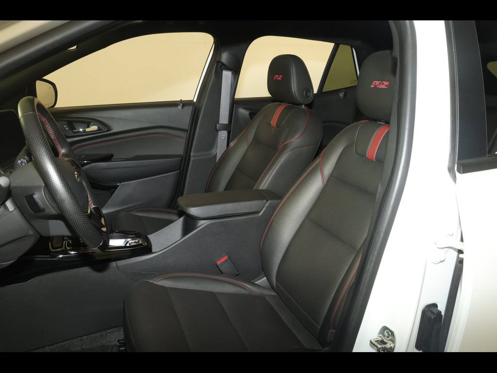 Used 2025 Chevrolet Trax RS w/ Driver Confidence Package FWD image 21