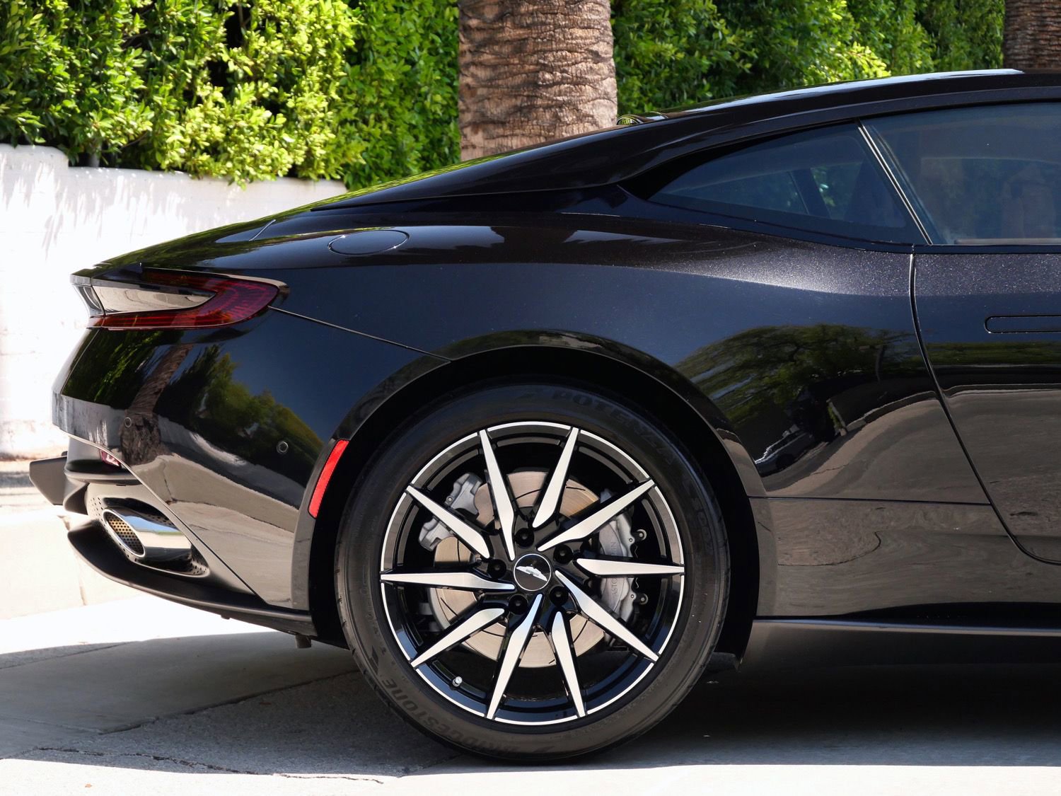 Used 2020 Aston Martin DB11 Coupe image 16