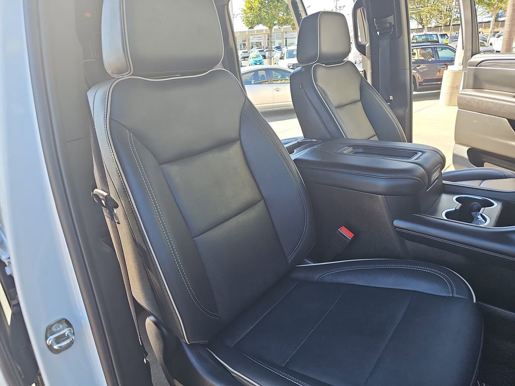 Used 2024 GMC Yukon XL SLT image 11