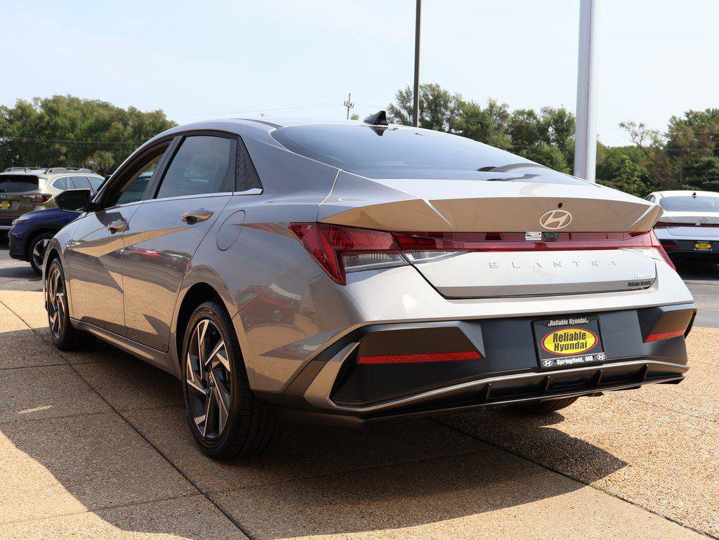 New 2025 Hyundai Elantra Limited image 4