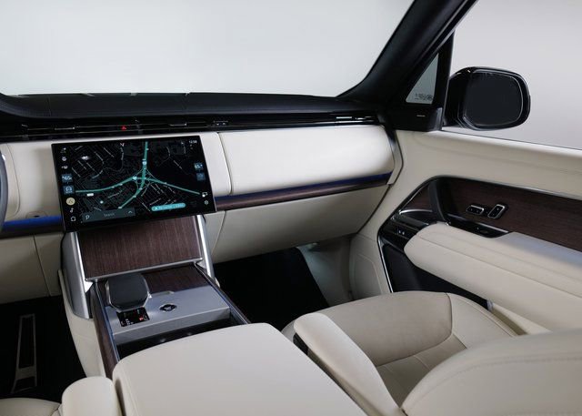 Used 2024 Land Rover Range Rover Long Wheelbase SE image 16