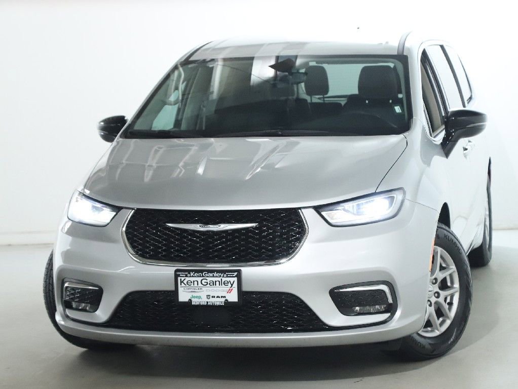 Used 2024 Chrysler Pacifica Touring-L image 3