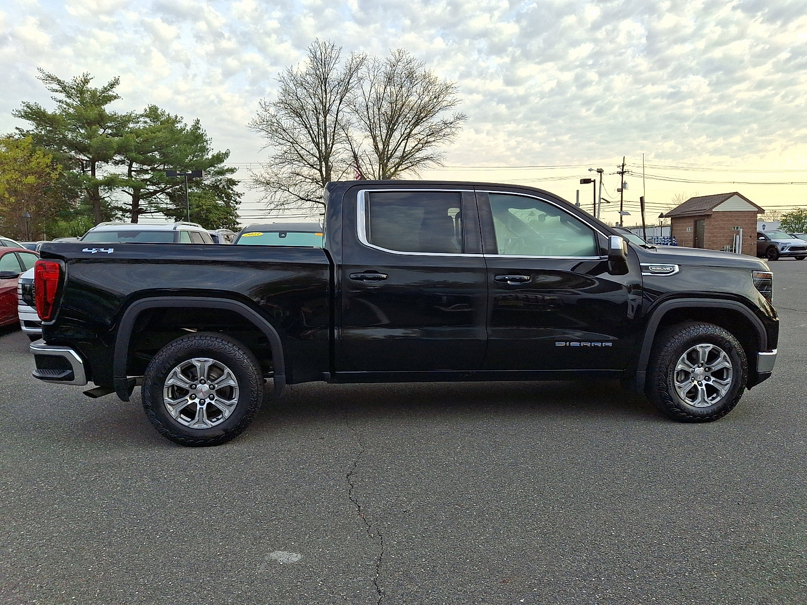 Certified 2022 GMC Sierra 1500 SLE image 4