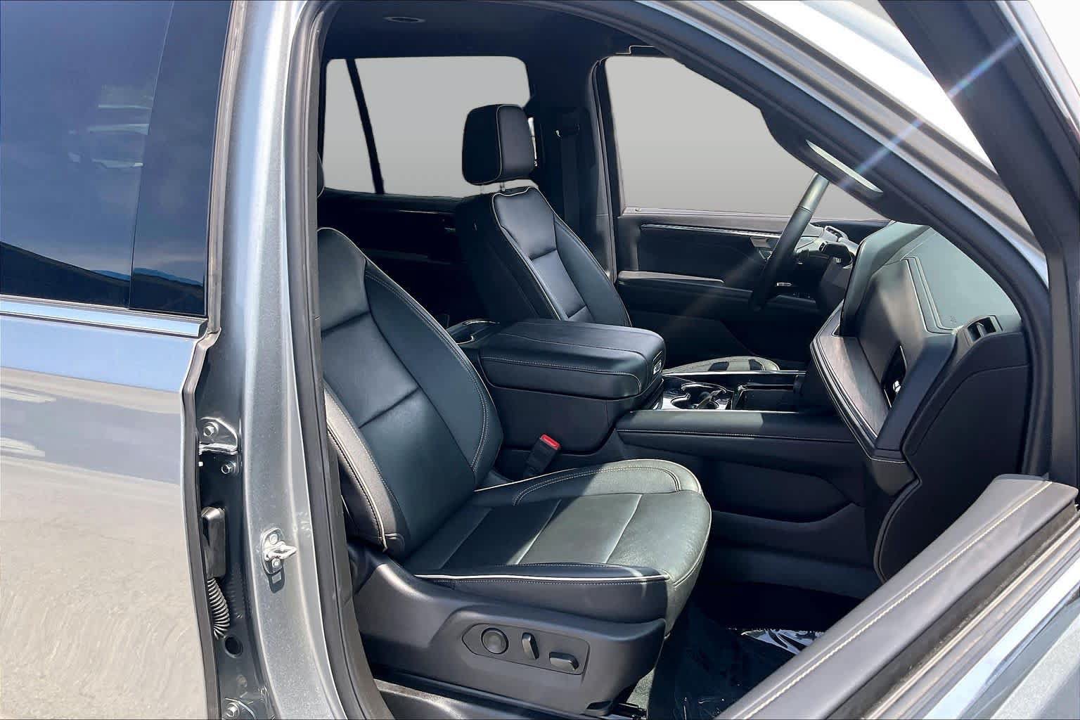 Used 2025 Chevrolet Tahoe Premier AWD/4WD image 8
