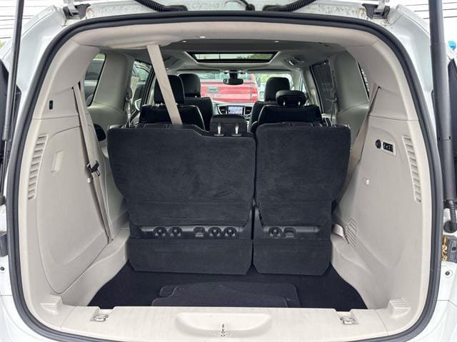 Used 2018 Chrysler Pacifica Limited FWD image 12