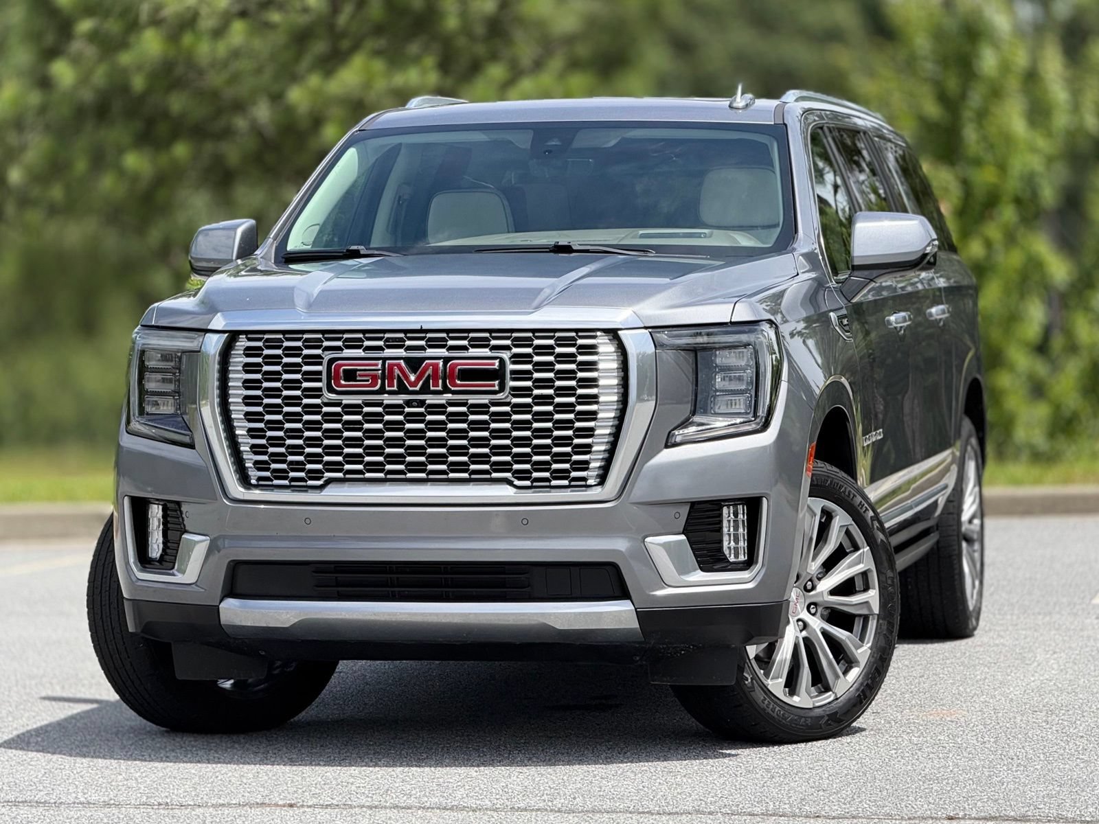 Used 2021 GMC Yukon XL Denali w/ Denali Ultimate Package AWD/4WD image 2
