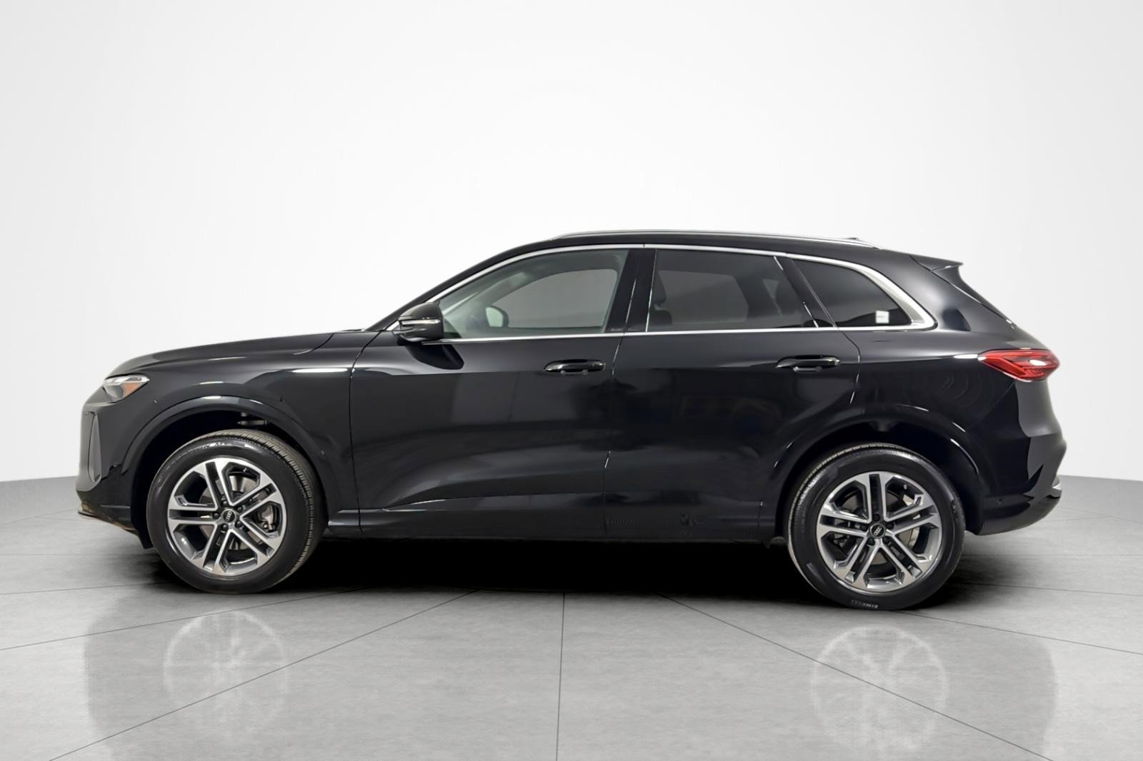 Used 2025 Audi Q5 Premium w/ 19" Wheel Package AWD/4WD image 2