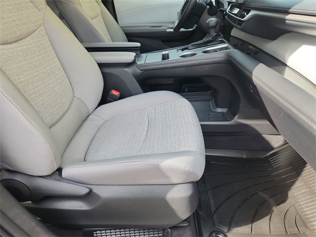Used 2025 Toyota Sienna LE image 26