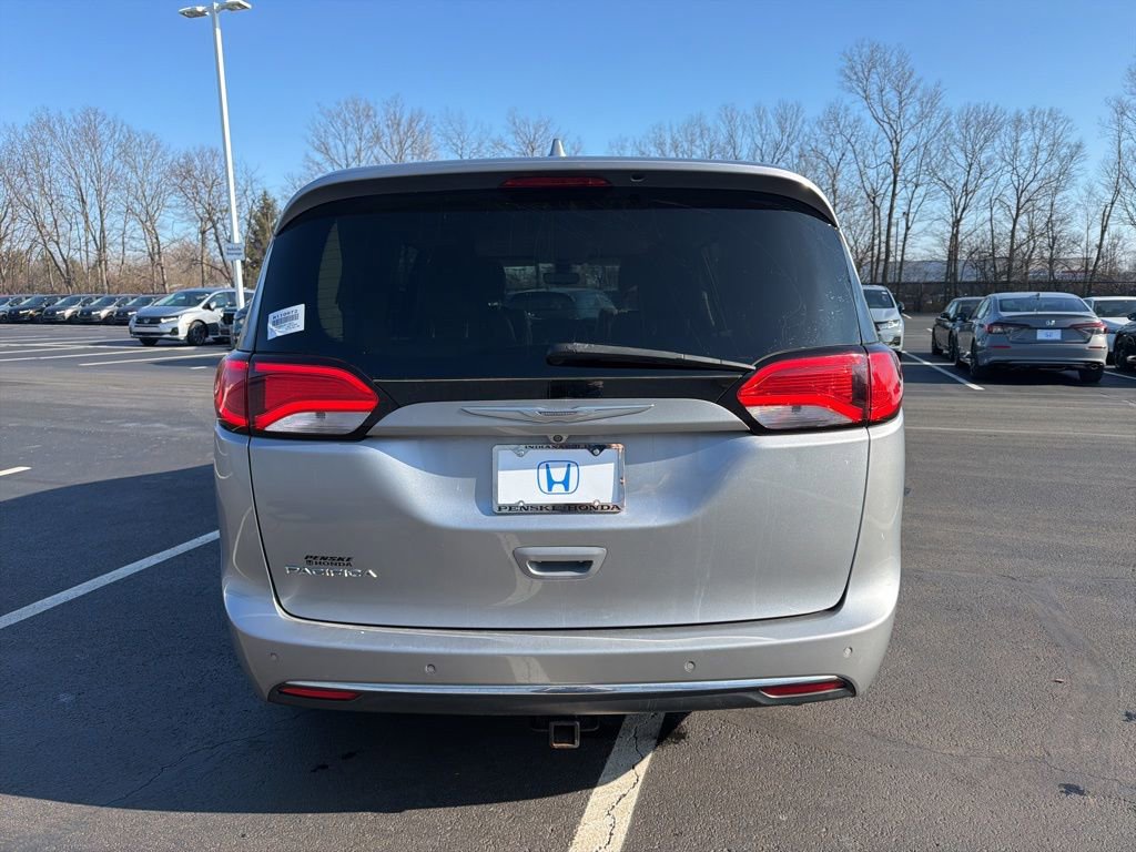Used 2018 Chrysler Pacifica Touring-L Plus w/ Tire & Wheel Group image 4