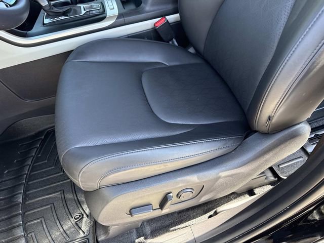 Used 2023 Kia Carnival LX FWD image 14