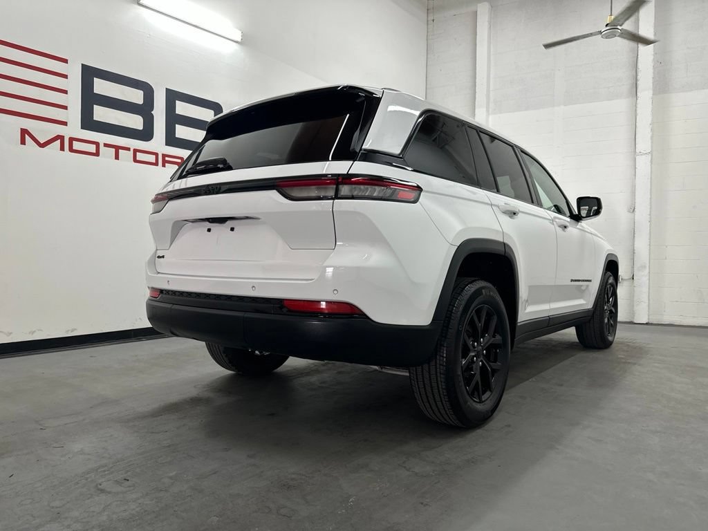 Used 2024 Jeep Grand Cherokee Altitude AWD/4WD image 9