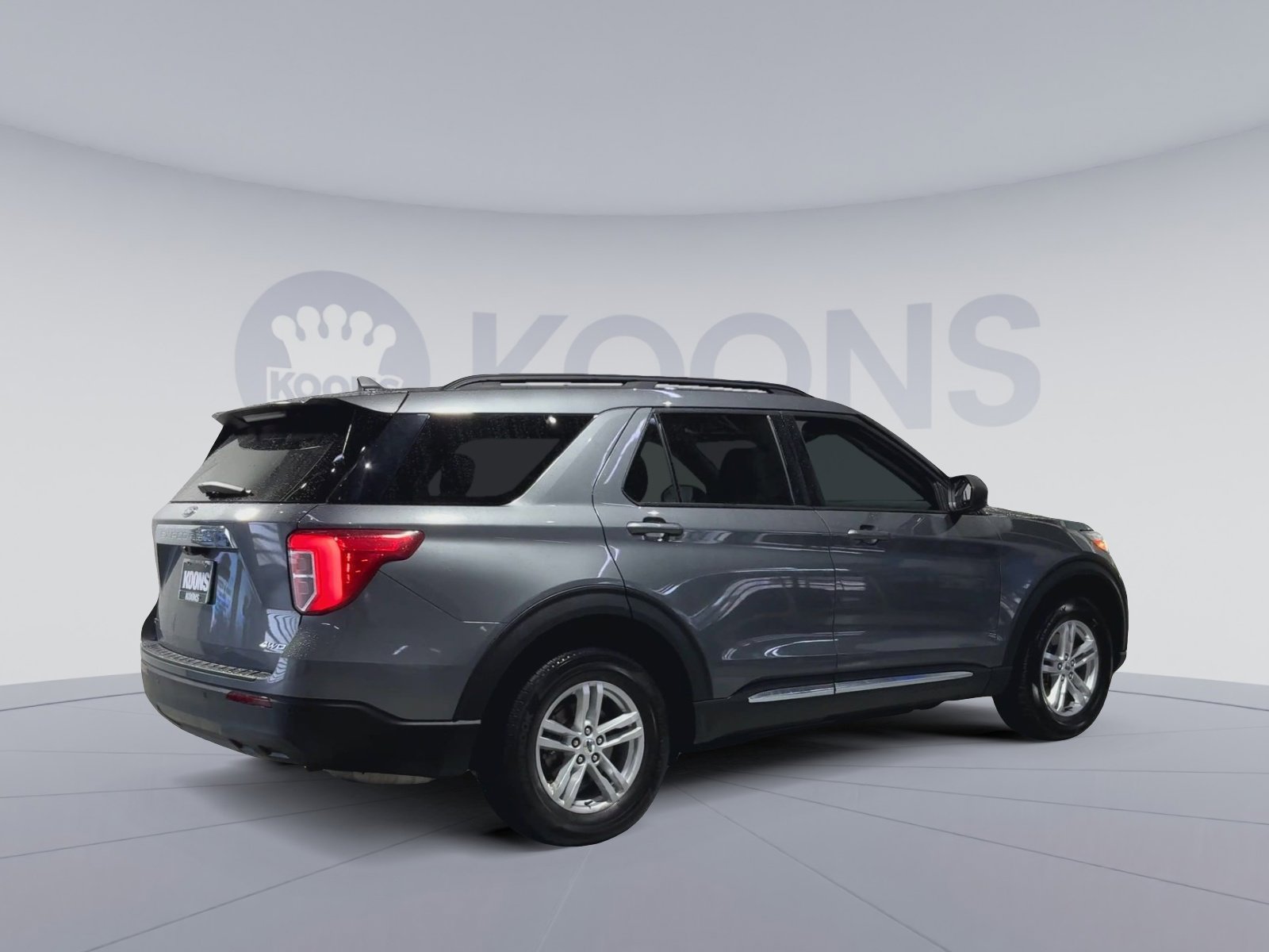 Used 2021 Ford Explorer XLT image 2