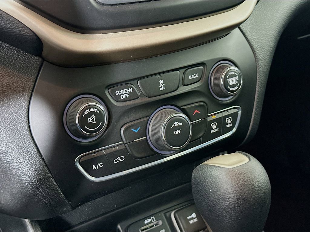 Used 2016 Jeep Cherokee Latitude w/ Cold Weather Group image 20